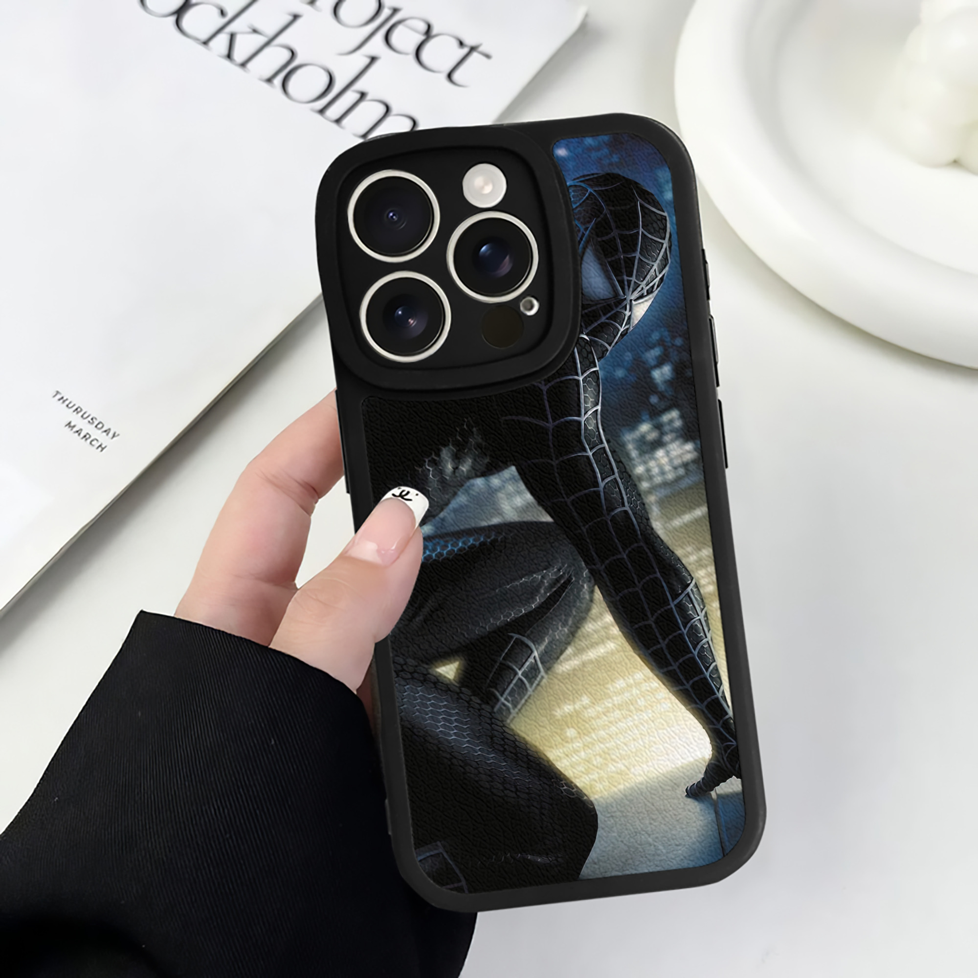 Spider Man スパイダーマン 【iPhone 16シリーズ対応】シリコンスマホケース（レザー調） 材質：シリコン